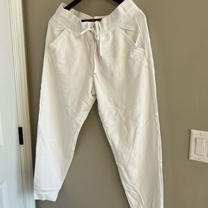 White NWT Lilly Pulitzer size large knit sweat pants.
